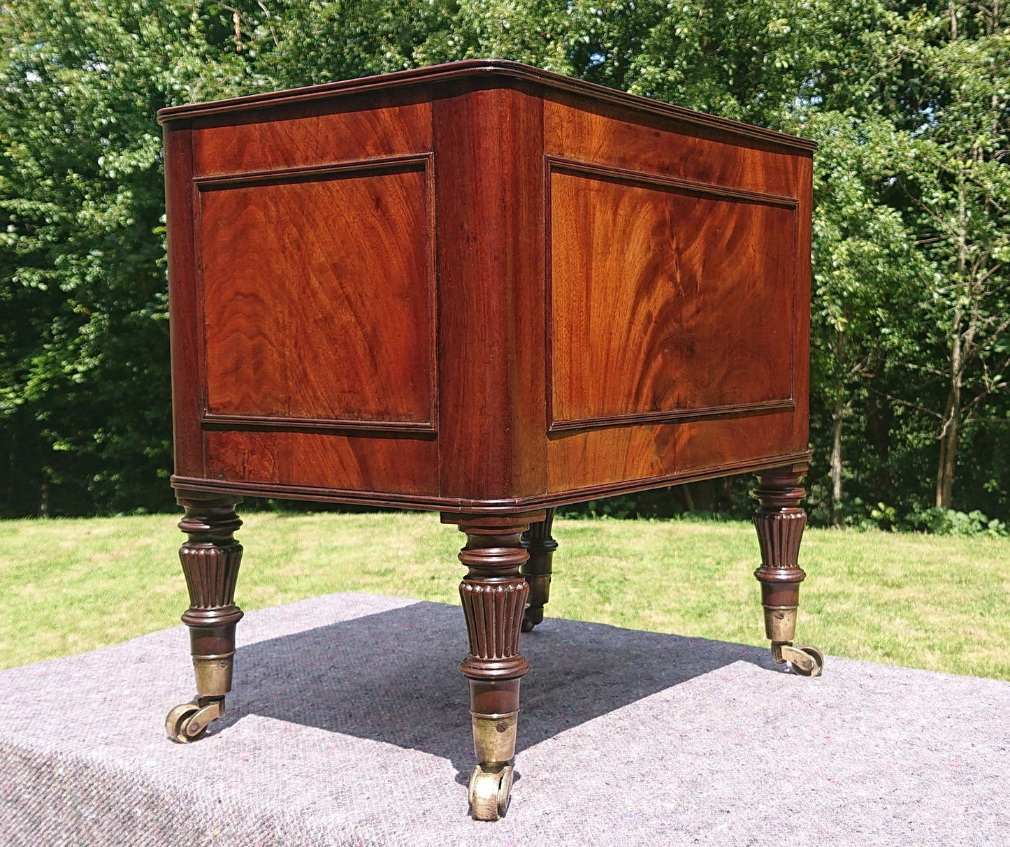 Early 19th Century Regency Mahogany Wine Cooler Cellarette attributed to Gillows of Lancaster and London
